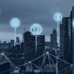Veduta urbana di una grande città al tramonto con grattacieli moderni, sovrapposta a icone digitali luminose che rappresentano connessioni Wi-Fi, rete globale, smartphone, denaro e cloud. Le linee connesse tra gli edifici illustrano un'infrastruttura tecnologica avanzata, simbolo dello sviluppo digitale urbano. L'immagine evoca l'ecosistema dell'innovazione e della digitalizzazione finanziaria, contesto in cui la Fintech in Italia sta emergendo con soluzioni smart per la gestione economica e bancaria attraverso piattaforme integrate e connesse.