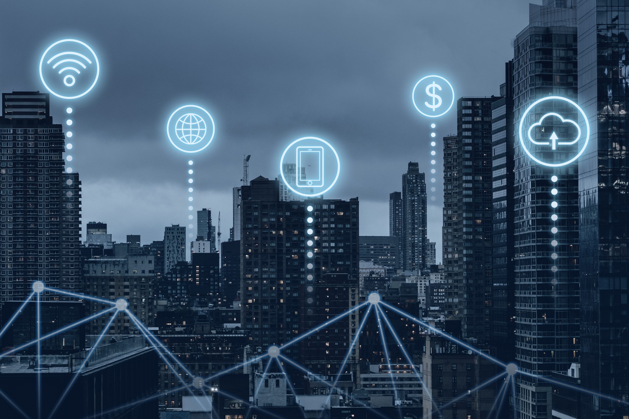 Veduta urbana di una grande città al tramonto con grattacieli moderni, sovrapposta a icone digitali luminose che rappresentano connessioni Wi-Fi, rete globale, smartphone, denaro e cloud. Le linee connesse tra gli edifici illustrano un'infrastruttura tecnologica avanzata, simbolo dello sviluppo digitale urbano. L'immagine evoca l'ecosistema dell'innovazione e della digitalizzazione finanziaria, contesto in cui la Fintech in Italia sta emergendo con soluzioni smart per la gestione economica e bancaria attraverso piattaforme integrate e connesse.