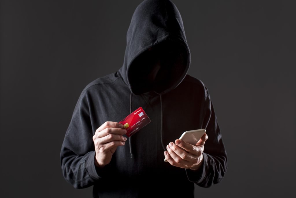 L'intelligenza artificiale viene utilizzata per prevenire le frodi con le carte di credito, analizzando rapidamente grandi quantità di dati e identificando comportamenti sospetti. Grazie a sofisticati algoritmi predittivi, è possibile bloccare transazioni fraudolente in tempo reale. Questo approccio migliora notevolmente la sicurezza finanziaria e protegge i consumatori da potenziali danni economici.