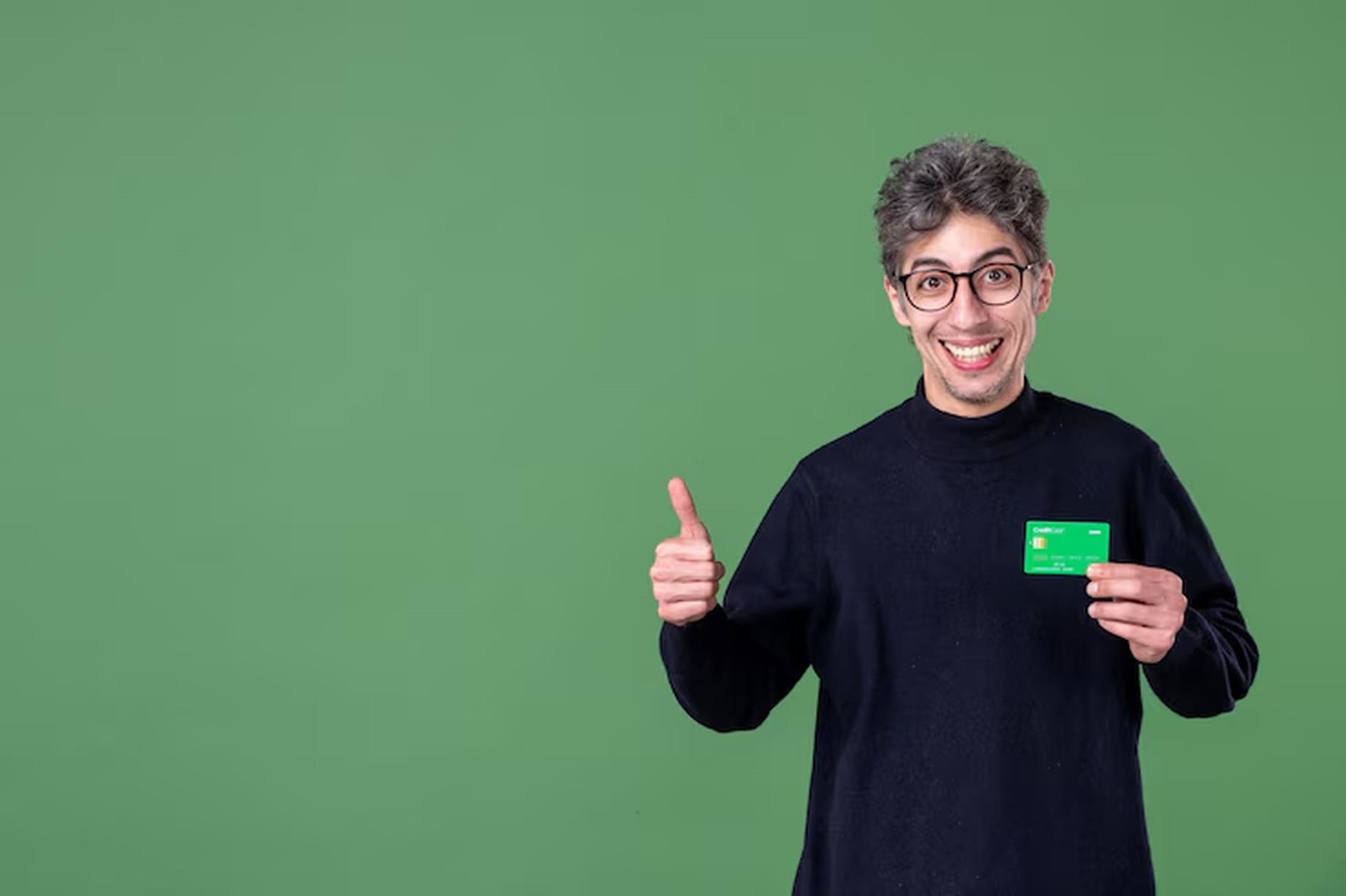 Uomo sorridente con occhiali e maglione scuro mostra il pollice in su mentre tiene una carta verde in mano, simbolo di approvazione e soddisfazione. Lo sfondo verde e l’espressione entusiasta trasmettono fiducia nei servizi bancari, ideali per promuovere carte di credito con benefici.