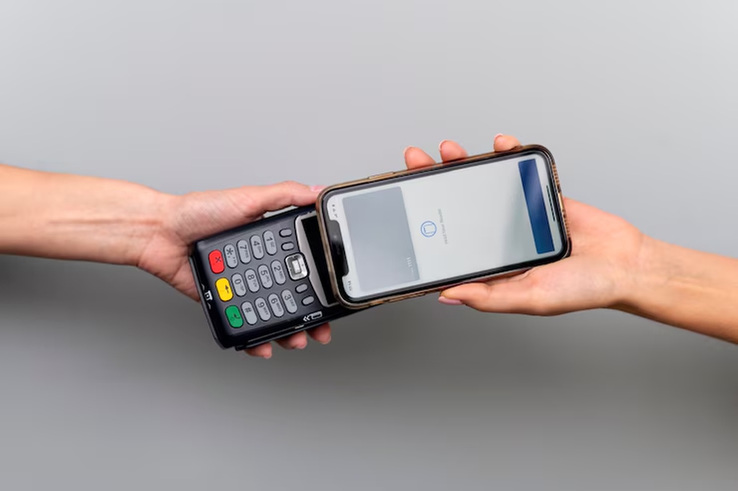 Pagamento contactless con carta di debito intelligente tramite smartphone su terminale POS, evidenziando l'uso di tecnologie moderne per transazioni rapide e sicure.