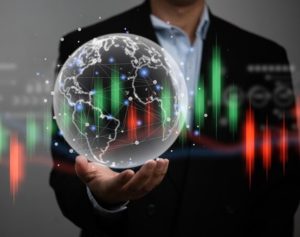 Imprenditore che regge un globo virtuale circondato da grafici finanziari, simbolo della diversificazione internazionale e delle strategie di investimento globali.