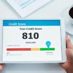 Persona che tiene un tablet con un punteggio di credito eccellente, simbolo della possibilità di rinegoziare i debiti con le banche italiane e migliorare la stabilità finanziaria.