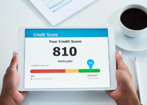 Persona che tiene un tablet con un punteggio di credito eccellente, simbolo della possibilità di rinegoziare i debiti con le banche italiane e migliorare la stabilità finanziaria.