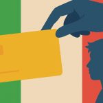 Ilustração digital mostrando uma mão em tom claro segurando um cartão estilizado, sem textos. Ao fundo, aparece a bandeira da Itália em cores vivas (verde, branco e vermelho), com elementos geométricos modernos que sugerem controle e monitoramento de gastos. Estilo minimalista e limpo.