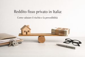 Composizione visiva sul reddito fisso privato in Italia. Al centro dell’immagine, una bilancia in legno che rappresenta l’equilibrio tra rischio e prevedibilità: su un lato una piccola casa in legno, simbolo di investimenti stabili e beni reali, e sull’altro una pila di banconote, simbolo di liquidità e rendimento finanziario. In primo piano sono visibili documenti, chiavi di una casa, una penna e un paio di occhiali, elementi che richiamano analisi finanziaria, pianificazione e decisioni di investimento consapevoli. Sullo sfondo, uno spazio minimale e luminoso che comunica ordine, trasparenza e affidabilità.